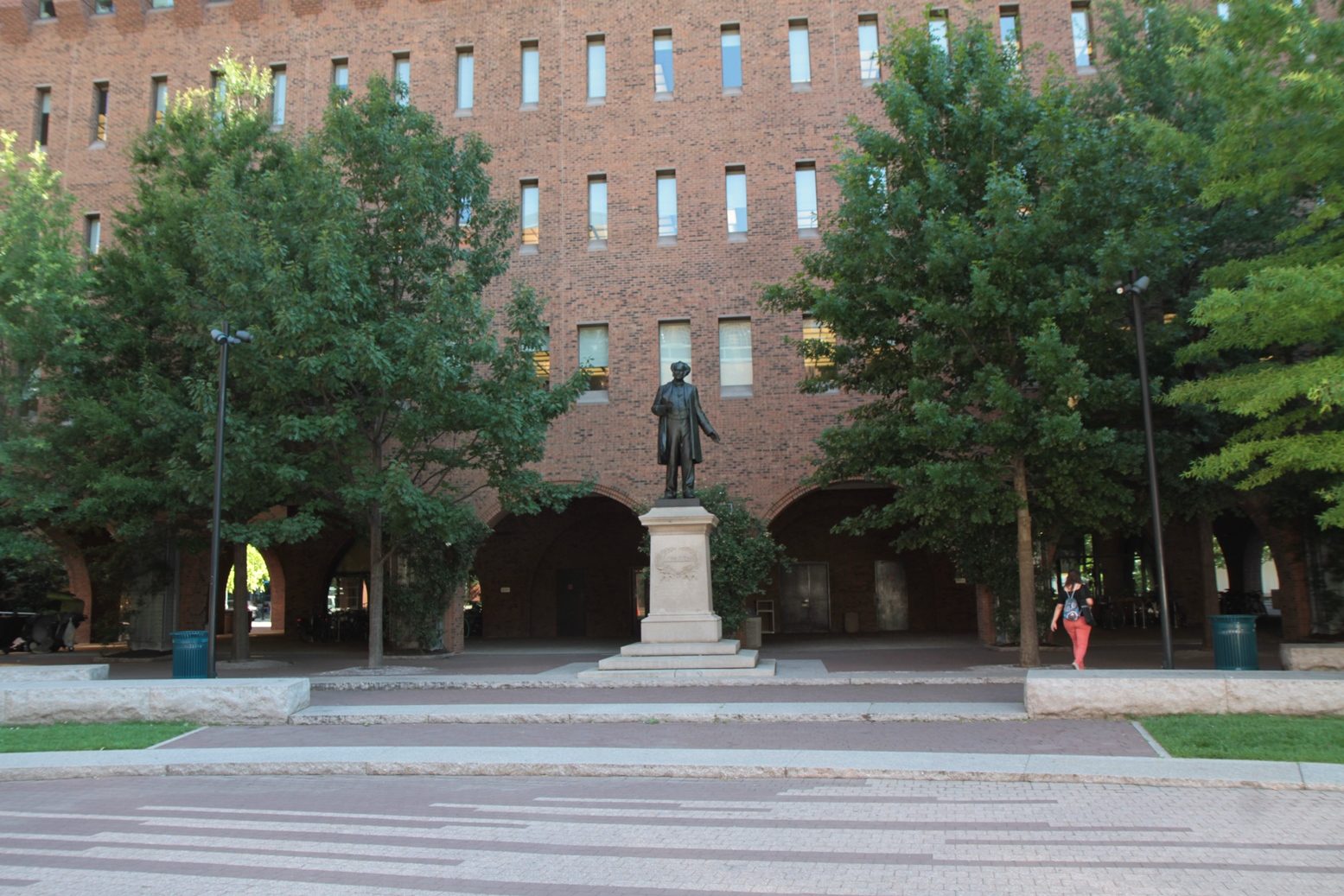Samuel David Gross monument, Jefferson Medical School, Philadelphia - 01.JPG